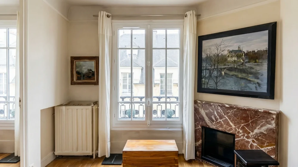 Intérieur résidentiel avec baie vitrée ouverte donnant sur jardin verdoyant