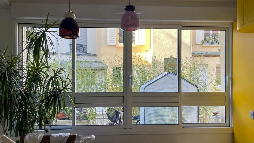 Chantier de rénovation extérieure d'une maison avec bardage vinyl blanc