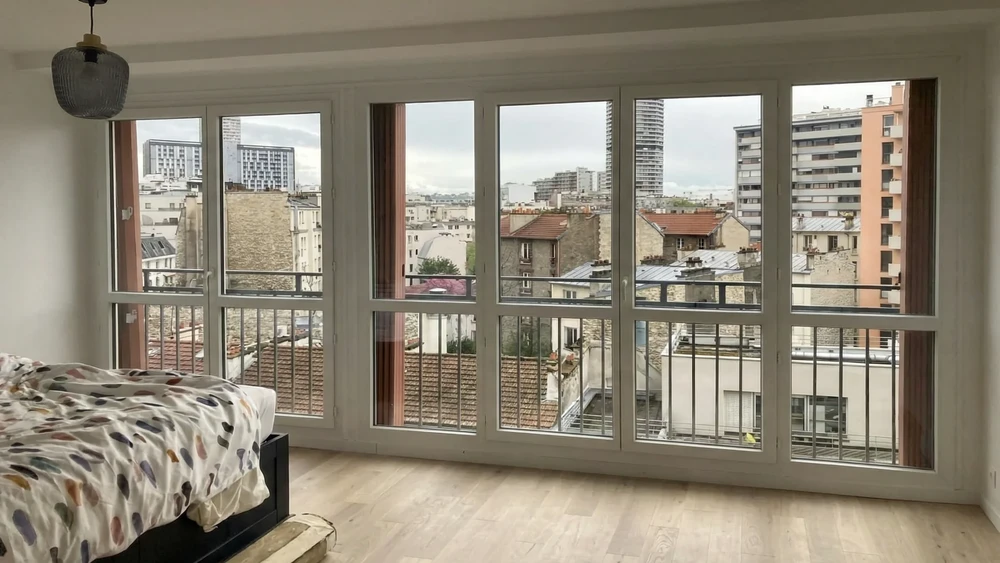 Façade extérieure de maison traditionnelle avec deux fenêtres à double battant équipées de volets battants bleu ciel