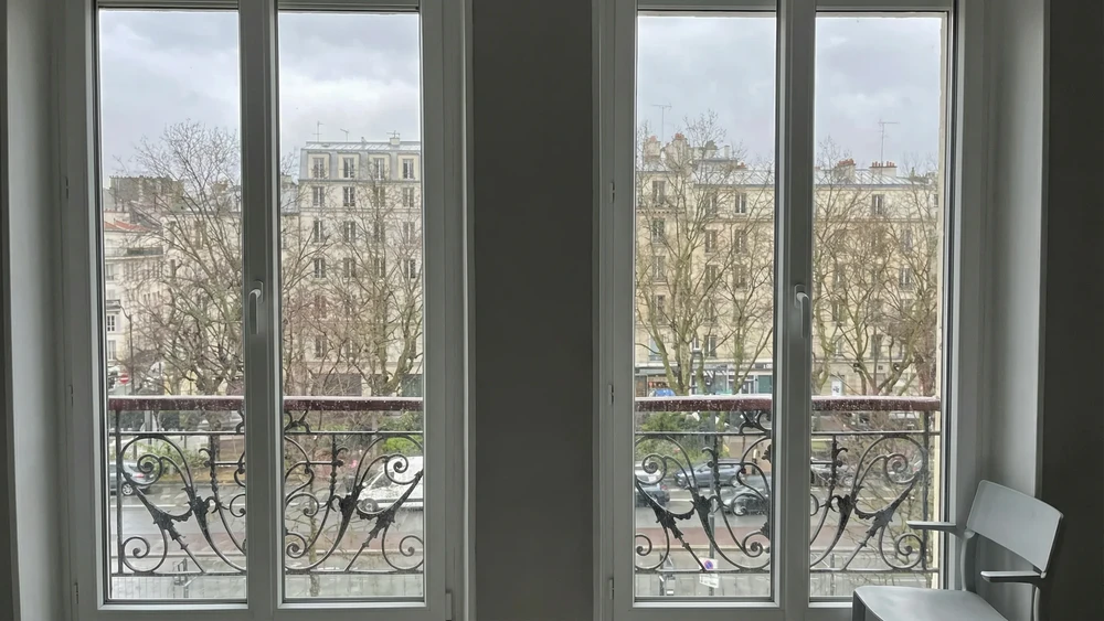 Façade extérieure d'une maison avec fenêtre blanche à double vitrage récemment installée