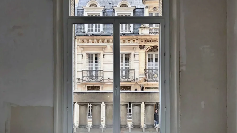 Nouvelle fenêtre en plastique pvc avec cadre en métal blanc installée dans une maison moderne après rénovation