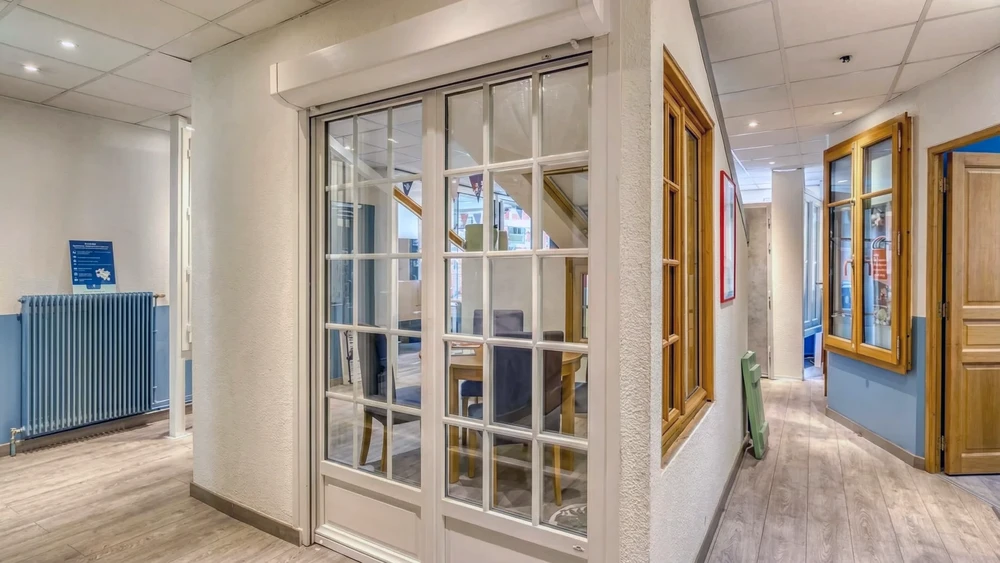 Main tenant un bloc de bois marqu&eacute; "REPUTATION" au-dessus d'un assemblage de blocs en bois naturel formant des engrenages blancs interconnect&eacute;s