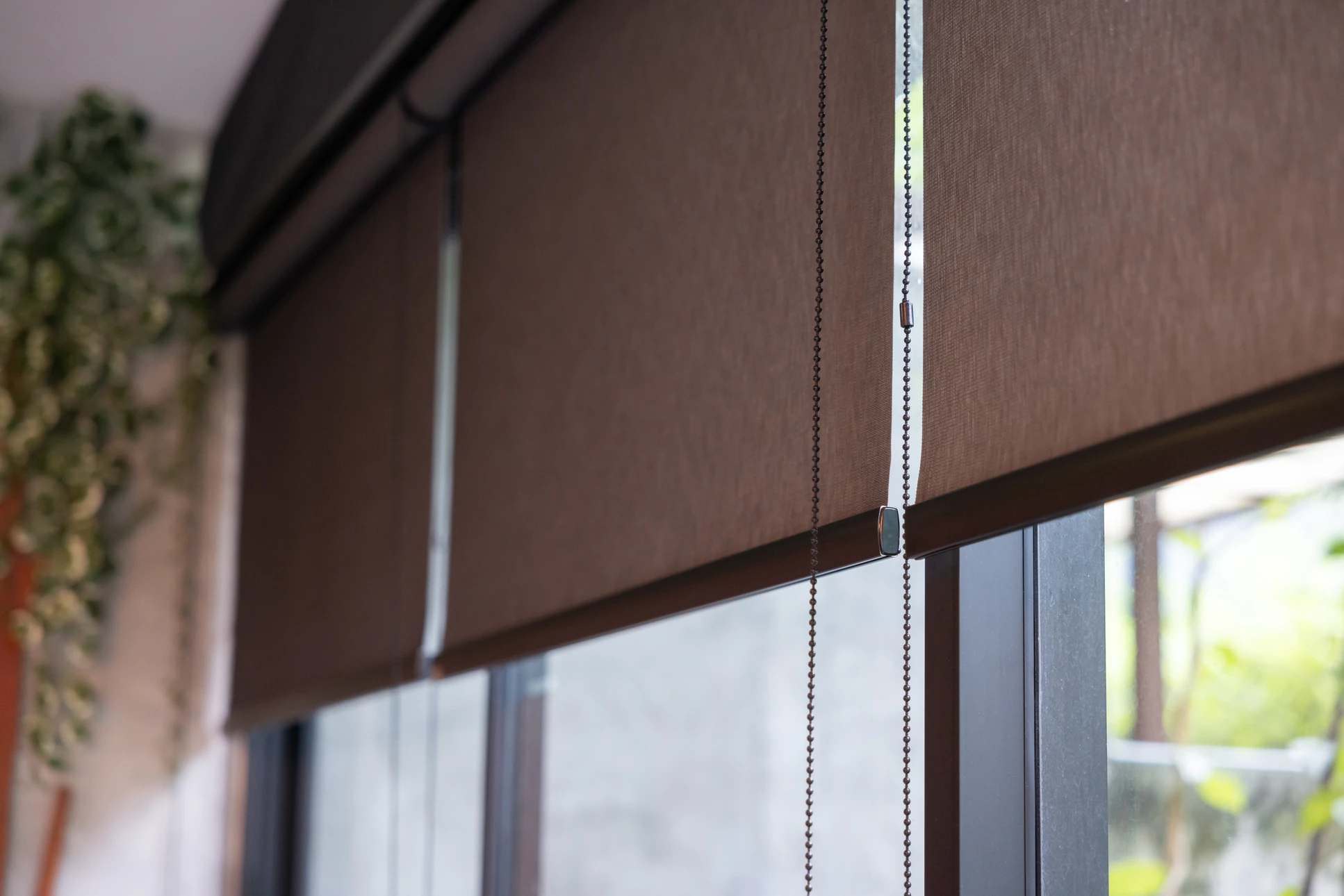 Scène intérieure minimaliste sur surface marbrée avec service de sushi japonais