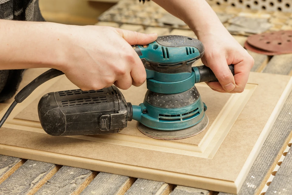 porte grise entrée de maison moderne avec façade contemporaine blanche et grise