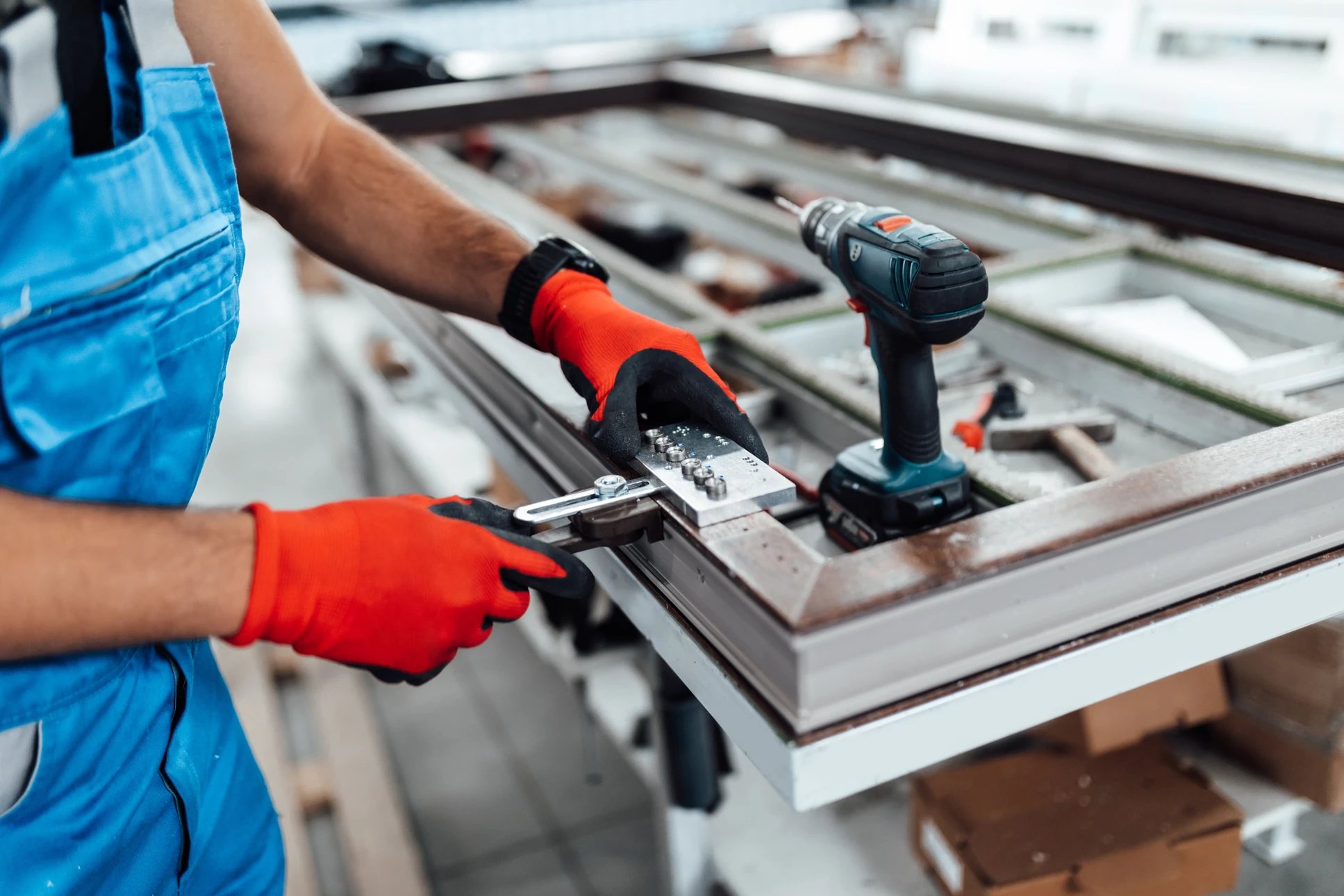 Fa&ccedil;ade ext&eacute;rieure r&eacute;sidentielle avec porte d'entr&eacute;e verte &agrave; panneaux et encadrement blanc, flanqu&eacute;e de deux fen&ecirc;tres sym&eacute;triques &agrave; volets battants verts