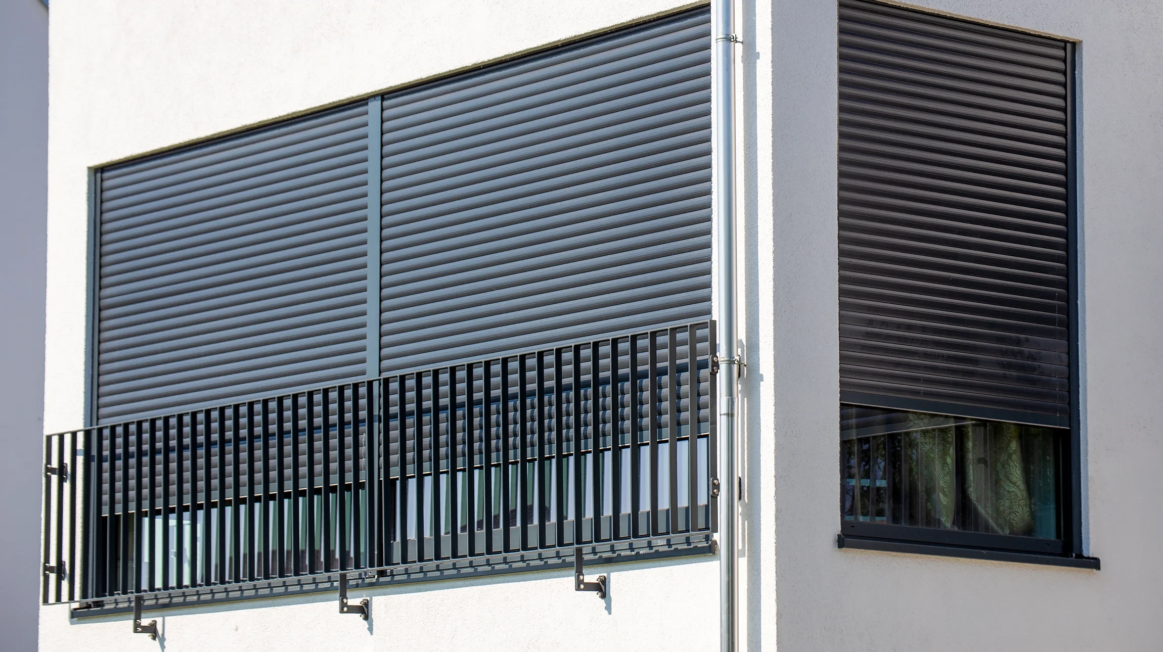 Programme d'installation de Pergola Résidentielle Professionnel réalisant un contrôle final sur une Pergola Carport nouvellement construite