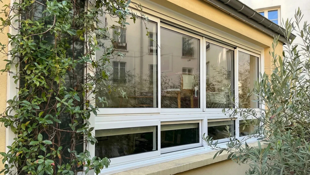 Ouvrier manuel assemblant des portes et des fenêtres en PVC